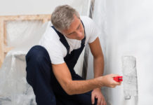 Jak pomalować pokój w bezpieczny sposób? Najważniejsze zalecenia BHP dotyczące używania farb do ścian
